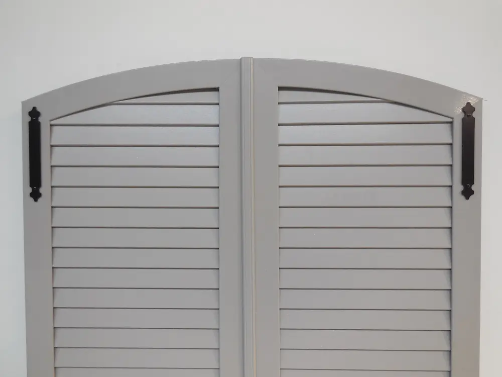 Detail van PVC boogluik met segmentboog en gesloten louvre lamellen in grijs – voorzien van slaglat, productdetail Ventinella