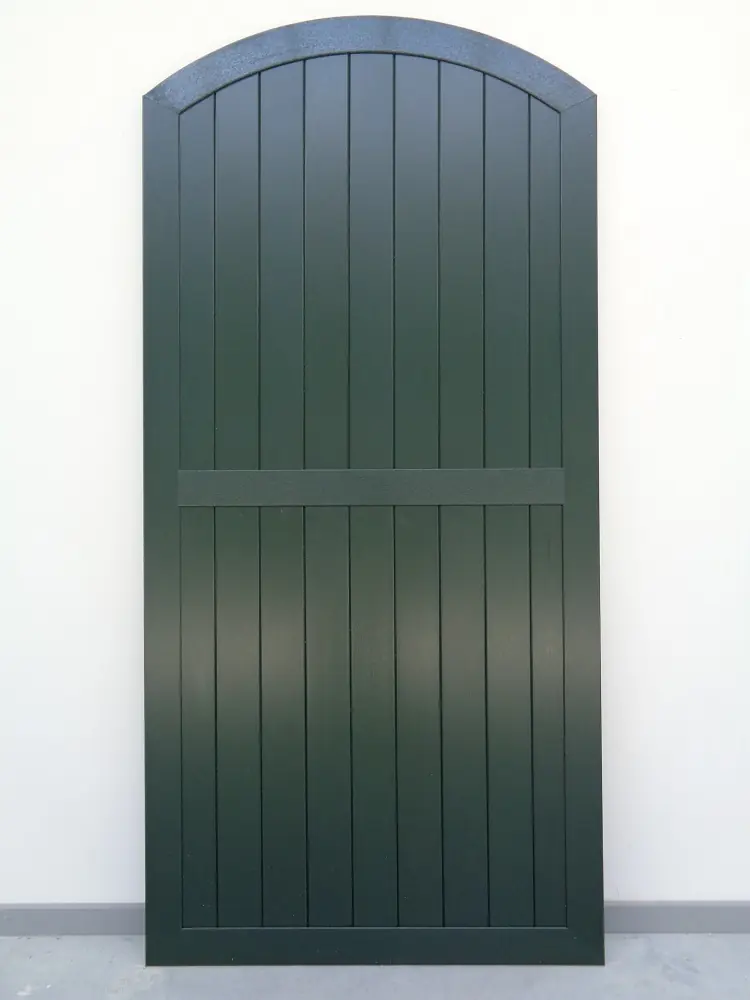 PVC boogluik met segmentboog en verticale planchetten in groen – productfoto Ventinella