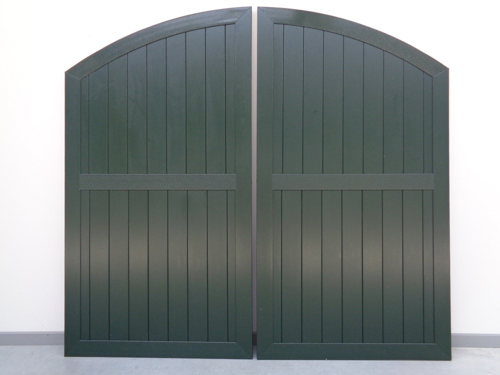 Groot PVC boogluik met segmentboog in twee delen – verticale planchetten en één tussenligger in groen, productfoto Ventinella