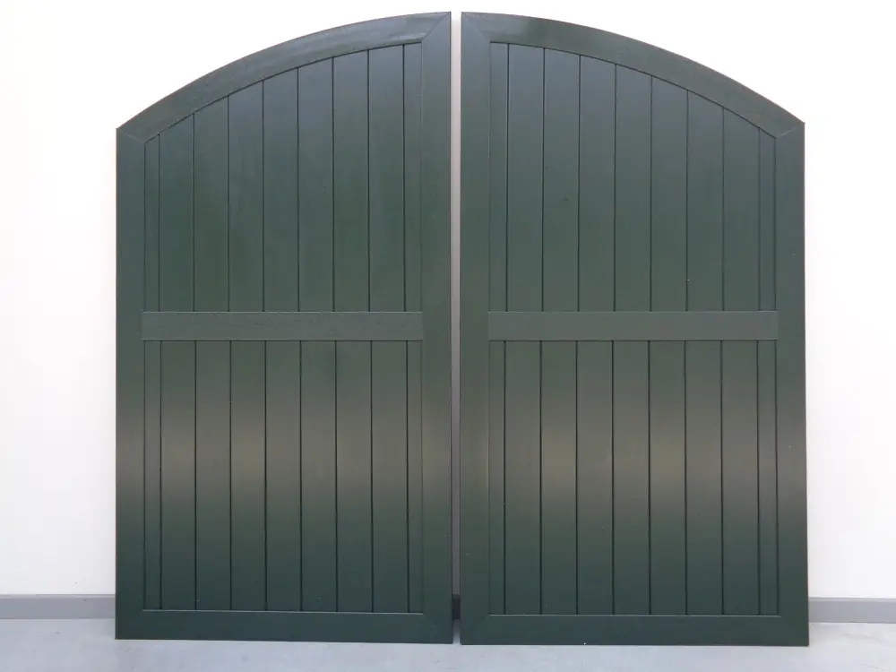 Groot PVC boogluik met segmentboog in twee delen – verticale planchetten en één tussenligger in groen, productfoto Ventinella