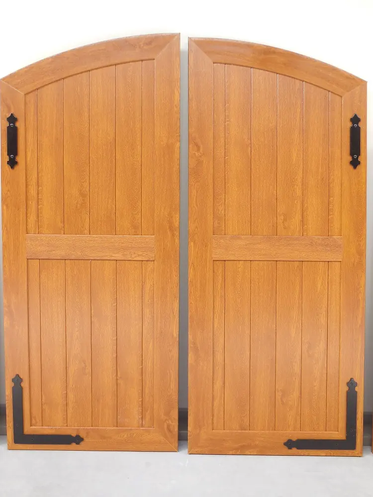 PVC boogluik met segmentboog in twee delen – verticale planchetten in houtlook, productfoto Ventinella