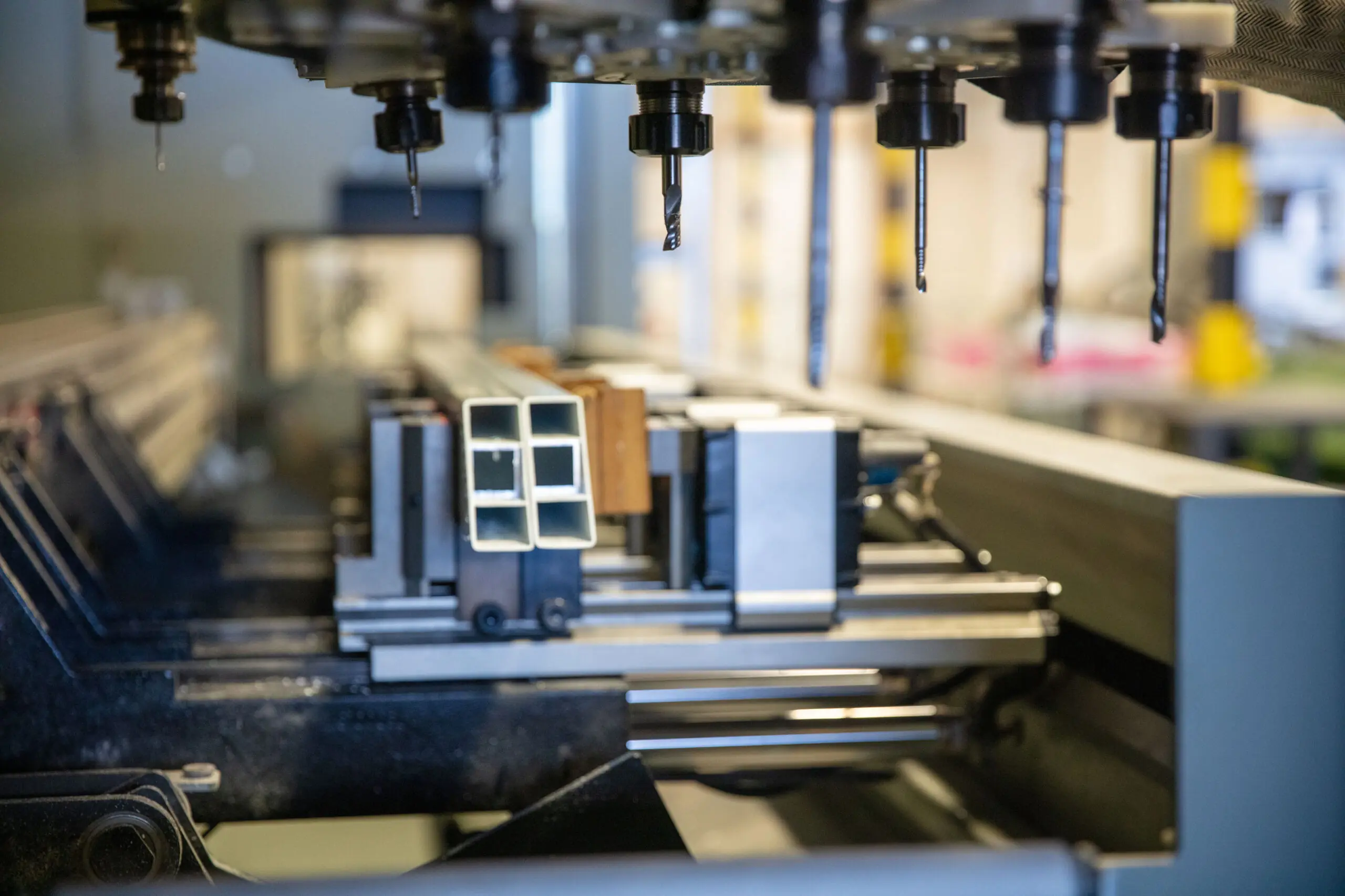 raamluiken-pvc-hout-aluminium-ventinella-productie-CNC-freesmachine